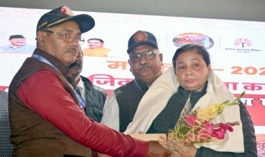 महाकुंभ में गूंजा देशभक्ति का जयघोष : पूर्व सैनिकों और वीर नारियों का हुआ सम्मान