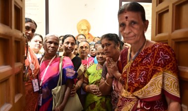 काशी तमिल संगमम: तमिल स्वयं सहायता समूह प्रतिनिधियों ने हनुमान घाट पर किया गंगा स्नान