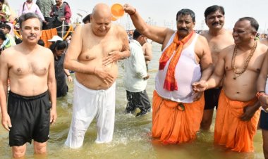 महाकुम्भ : कृषि मंत्री सूर्य प्रताप शाही ने संगम में लगाई आस्था की डुबकी