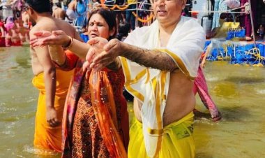 नेता प्रतिपक्ष जयराम ठाकुर ने पत्नी संग लगाई संगम में डुबकी