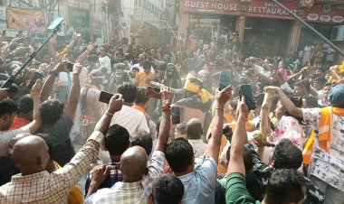 महाशिवरात्रि: काशी विश्वनाथ मंदिर में आस्था का जनसैलाब उमड़ रहा,दर्शन-पूजन का सिलसिला जारी