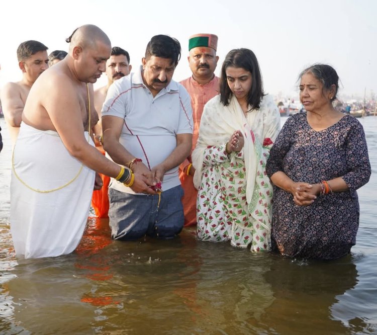 उप मुख्यमंत्री मुकेश अग्निहोत्री ने बेटी संग महाकुंभ में लगाई पवित्र डुबकी