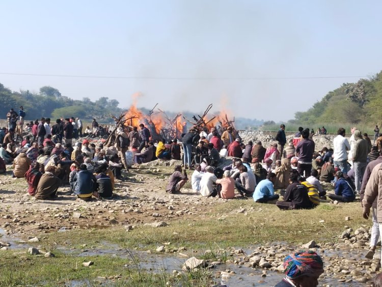 आठ मृतकों की अंत्येष्ठि में उमड़े ग्रामीण, कलेक्टर भी हुए शरीक