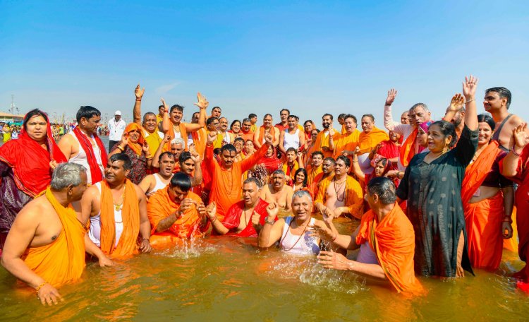  मुख्यमंत्री ने मंत्रिपरिषद्, सांसदों व विधायकों के साथ संगम में लगाई डुबकी