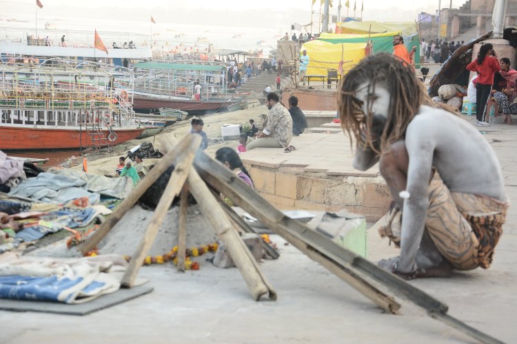 वाराणसी में गंगाघाटों पर नागा संतों का डेरा गुलजार,चहुंओर मिनी कुंभ का नजारा