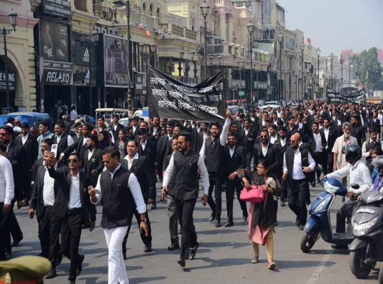 लखनऊ बार एसोसिएशन का एडवोकेट एक्ट संशोधन बिल 2025 के विरोध में प्रदर्शन