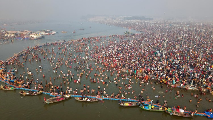 महाशिवरात्रि पर श्रद्धालुओं पर हुई पुष्पवर्षा, महादेव के जयकारों से गूंजी महाकुम्भ नगरी