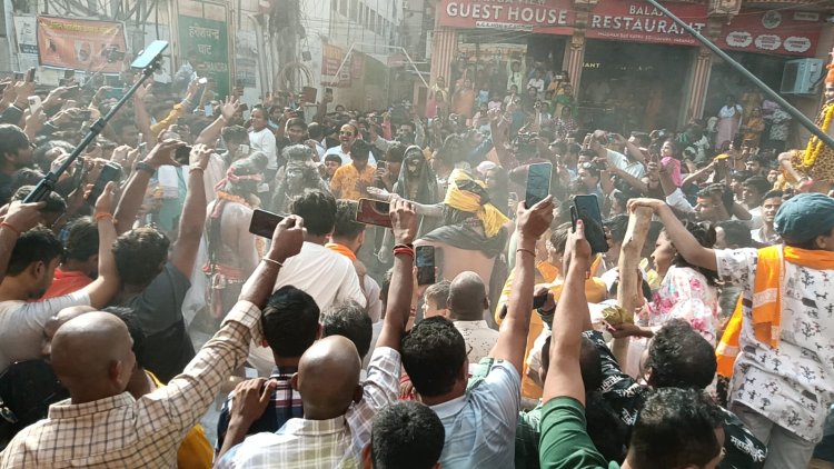 महाशिवरात्रि: काशी विश्वनाथ मंदिर में आस्था का जनसैलाब उमड़ रहा,दर्शन-पूजन का सिलसिला जारी