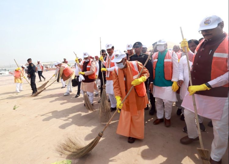 प्रयागराज पहुंचे मुख्यमंत्री योगी ने मंत्रियों संग अरैल घाट पर चलाया स्वच्छता अभियान