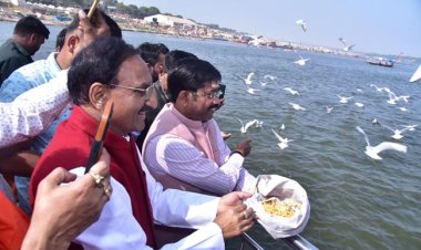 उत्तराखण्ड के पूर्व मुख्यमंत्री ने संगम में लगाई आस्था की डुबकी