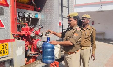 झांसी के लोगों को वितरित किया गया प्रयागराज से लाया गया महाकुम्भ अमृत जल