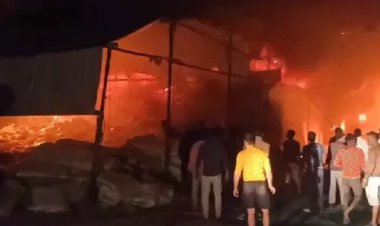 इंदौरः टेंट हाउस के गोदाम में लगी भीषण आग, 10 घंटे में पाया काबू