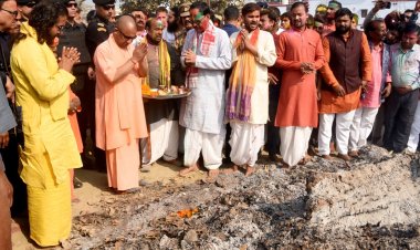 होलिका भस्म की पूजा कर सीएम योगी ने मनाई होली