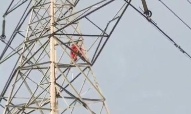 प्रयागराज में टावर पर चढ़ी महिला को उतारने में कामयाब हुई पुलिस