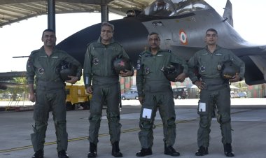 एयर मार्शल व लेफ्टिनेंट जनरल ने सुखोई 30 विमान में फार्मेशन मिशन उड़ाया