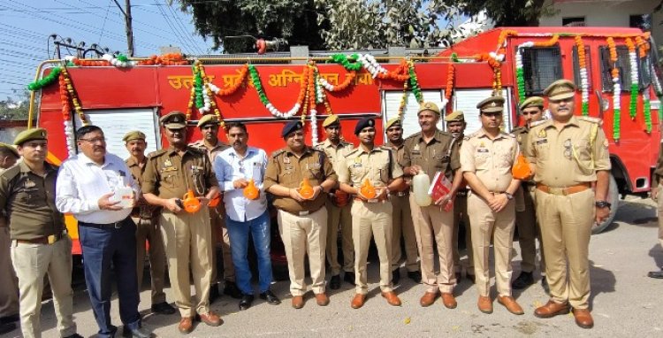 कानपुर में पुलिस लाइन में गंगाजल वितरण कार्यक्रम का आयोजन किया गया का छायाचित्र