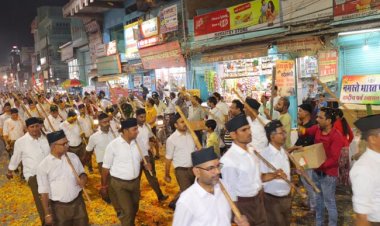 राष्ट्रीय स्वयंसेवक संघ के पथ संचलन में लोगों ने की पुष्प वर्षा