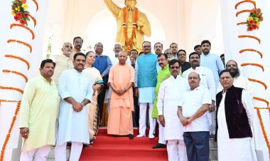 हजरतगंज स्थित अंबेडकर प्रतिमा पर अंबेडकर जी की जयंती के अवसर पर पुष्पांजलि अर्पित करते मुख्यमंत्री योगी आदित्यनाथ उपमुख्यमंत्री बृजेश पाठक मंत्री स्वतंत्र देव सिंह व अन्य