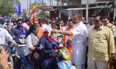आंबेडकर जयंती पर निकाली गई रैली, जनप्रतिनिधियों ने की पुष्प वर्षा