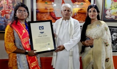'चॉक पर सुई से नक्काशी’ कर लिखी "हनुमान चालीसा", छात्रा खुशी यादव का नाम ‘इंडियन बुक ऑफ रिकॉर्ड्स’ में दर्ज