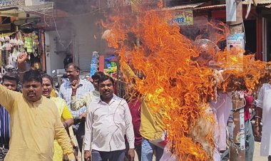 बंगाल में हिंसा के विरोध में ममता बनर्जी का फूंका पुतला