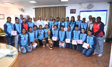 अंतर रेलवे चैम्पियनशिप विजेता महिला क्रिकेट टीम ने महाप्रबंधक से की मुलाकात