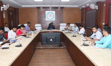 सूरजपुर : कलेक्टर ने ली राजस्व अधिकारियों की समीक्षा बैठक, राजस्व प्रकरणों के त्वरित निराकरण के दिए निर्देश