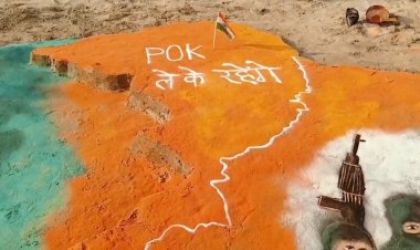 प्रयागराज में सैंड आर्टिस्ट ने रेत पर उकेरी POK की भगवा छवि, POK को भगवा रंग में रंगकर भारत की अखंडता का संदेश"