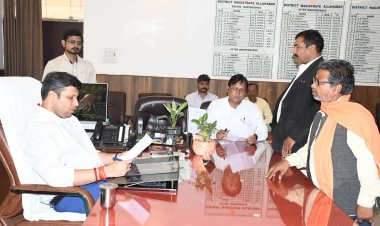 "जनता दर्शन में प्रमोद की गुहार: जिलाधिकारी से मदद की अपील"