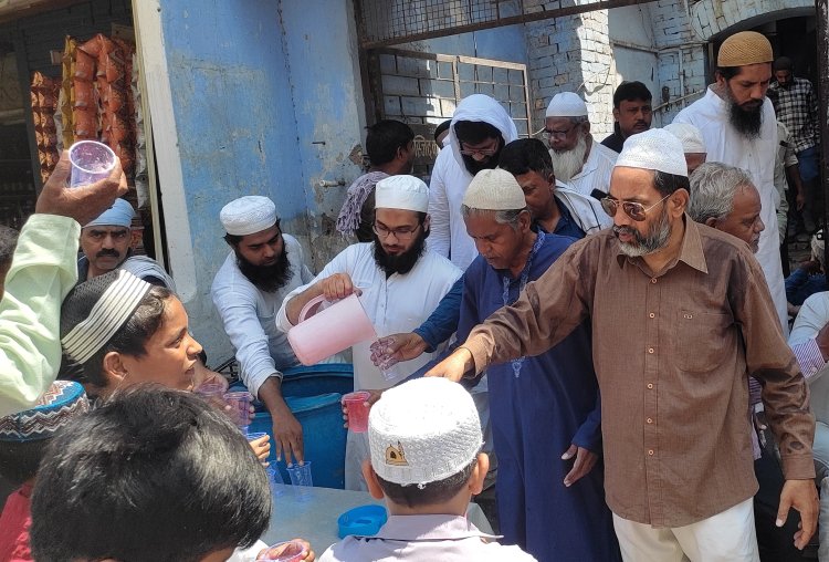 तपती गर्मी में बहादुरगंज के लोगों ने पेश की इंसानियत की मिसाल, नमाजियों और राहगीरों को पिलाया शर्बत