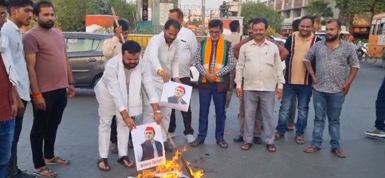 प्रयागराज में सपा प्रमुख अखिलेश यादव के खिलाफ भाजपा युवा मोर्चा का जोरदार प्रदर्शन, पुतला फूंका
