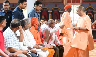 सीएम योगी ने गोरखनाथ मंदिर में लगाया जनता दरबार