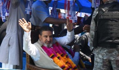 अपनी पार्टी का डल झील पर शिकारा रैली: कश्मीर को सुरक्षित बताने और पर्यटन को बढ़ावा देने का प्रयास