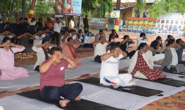 झाबुआः अंतरराष्ट्रीय योग दिवस पर योग संगम में कैबिनेट मंत्री सहित अधिकारियों-नागरिकों ने की यौगिक क्रियाएं