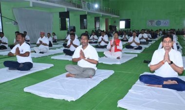 राजस्व मंत्री टंकराम वर्मा के साथ जिलेवासियों ने किया सामूहिक योगाभ्यास