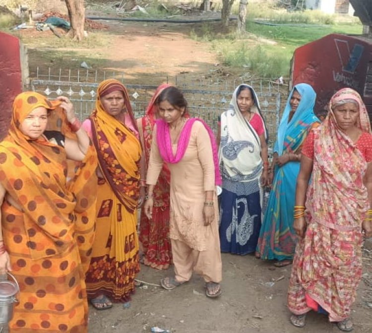 पानी की कमी से जूझ रही महिलाओं का पेयजल योजना पर धावा, ऑपरेटर ने गेट बंद कर रोका