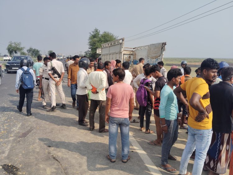 सारण में भीषण सड़क हादसा: अनियंत्रित पिकअप पलटी, एक महिला सहित पाँच की दर्दनाक मौत, दर्जन भर घायल