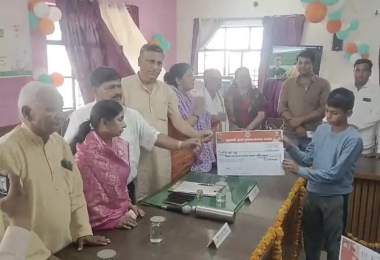 कृषक मृतक आश्रितों को दी गई सहायता राशि