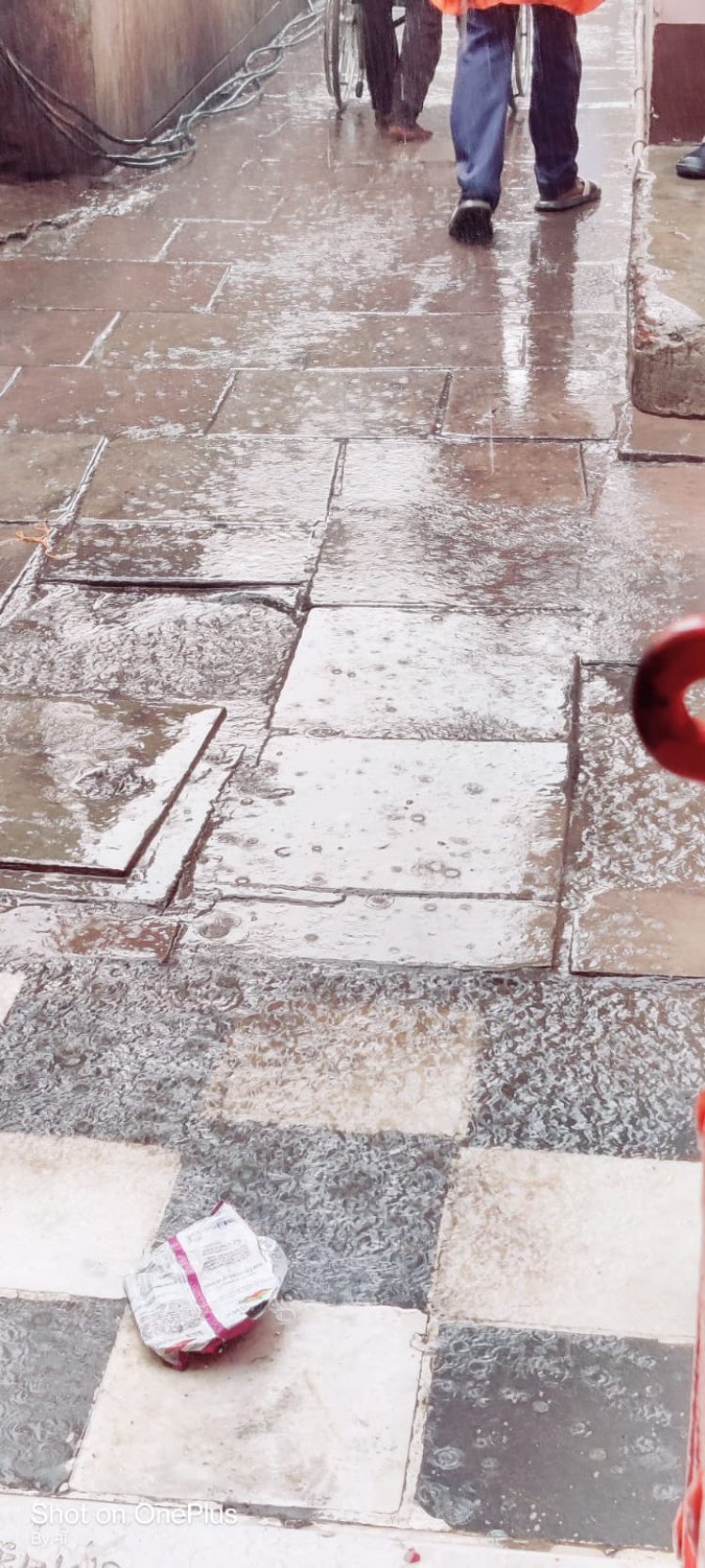 वाराणसी में आंधी-गरज के साथ जोरदार बारिश