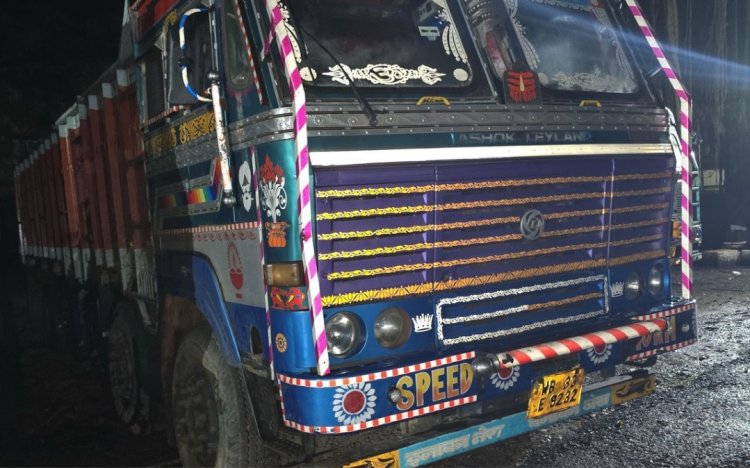 बालू तस्करी पर प्रशासन की सख्ती, ट्रक जब्त