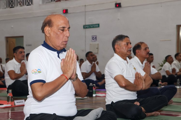 एक सैनिक को शारीरिक और मानसिक रूप से तैयार करता है योग: राजनाथ सिंह