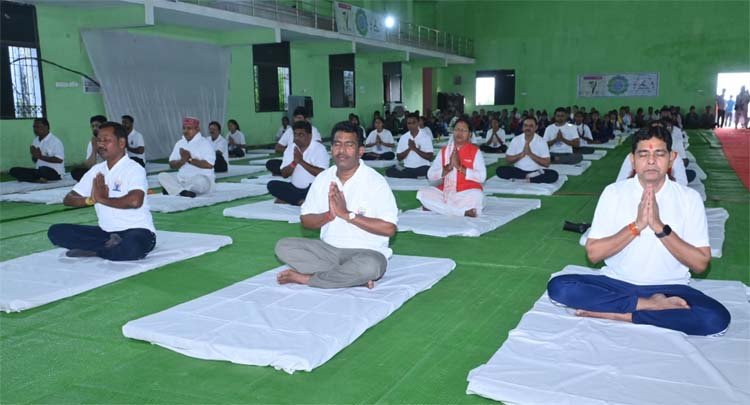 राजस्व मंत्री टंकराम वर्मा के साथ जिलेवासियों ने किया सामूहिक योगाभ्यास