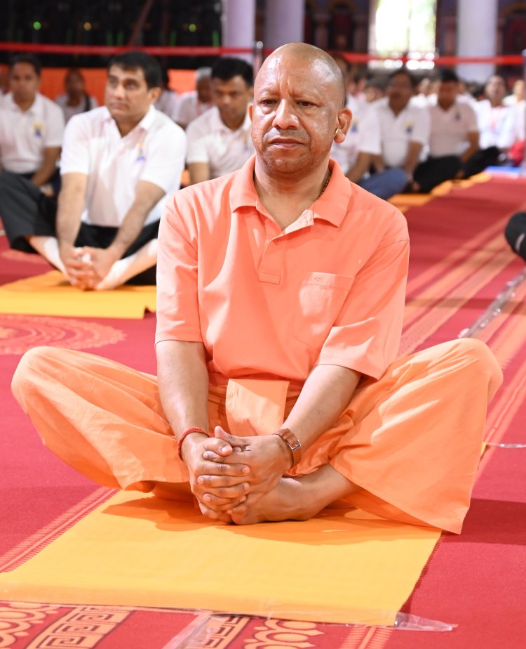 मुख्यमंत्री योगी आदित्यनाथ ने गोरखपुर में मनाया अंतर्राष्ट्रीय योग दिवस, दिया स्वस्थ जीवन का संदेश