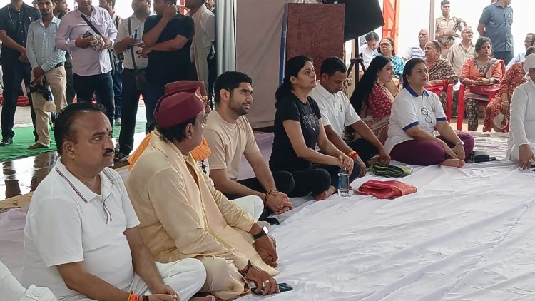 अंतर राष्ट्रीय योग दिवस: आदि योगी की नगरी काशी हुई योगमय,रिमझिम फुहारों के बीच सामूहिक योगाभ्यास