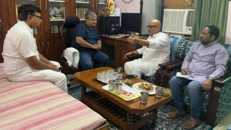 लविवि के प्रोफेसर रविकांत से मिले कांग्रेस प्रदेश अध्यक्ष अजय राय: दलित शिक्षक की आवाज दबाने की कोशिश पर कांग्रेस का कड़ा विरोध