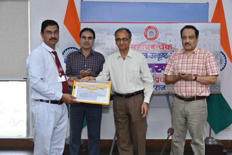 झांसी एवं प्रयागराज मंडल के चयनित आठ रेलवे कर्मचारियों को दिया गया संरक्षा पुरस्कार
