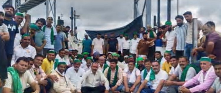 टोल प्लाजा पर दूसरे दिन भी किसान का धरना