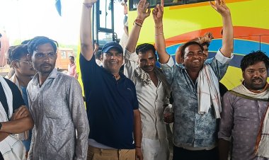 राजस्थान लौट रही बस हुई दुर्घटनाग्रस्त, डीएम ने दूसरी बस से यात्रियाें काे किया रवाना