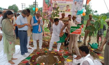जलशक्ति राज्यमंत्री ने किया वृक्षारोपण, कहा – "एक पेड़ मां के नाम जरूर लगाएं"