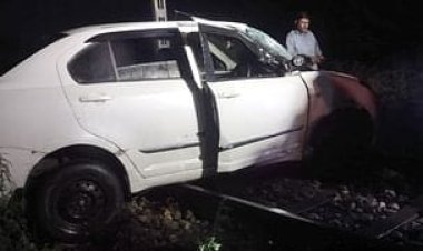 बिजनौर में बाल-बाल बचा बड़ा हादसा: रेलवे ट्रैक पर फंसी कार से मालगाड़ी टकराई, इमर्जेंसी ब्रेक ने बचाई जान
